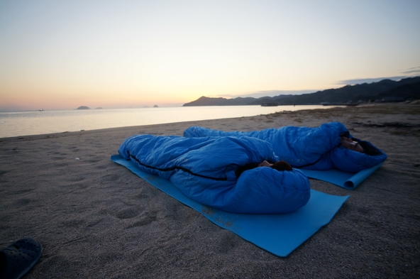 【Sleep on the Beach】無人の砂浜で”シュラフ”で寝てみよう！＜２食付き＞